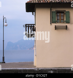 Torbole, Italien, Laterne und altes Zollhaus mit einem Balkon an der Seepromenade Stockfoto