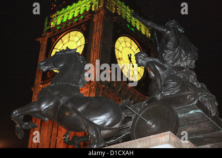 Nachtansicht der He-Statue von Boadicea in Westminster und Big Ben im Hintergrund Stockfoto