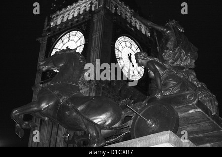 Nachtansicht der He-Statue von Boadicea in Westminster und Big Ben im Hintergrund Stockfoto