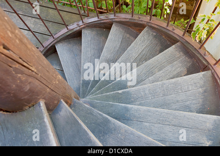 Vintage Holz Wendeltreppe hinunter Stockfoto