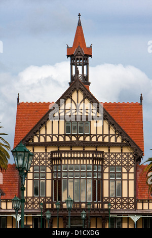 Rotorua Museum für Kunst und Geschichte, ehemals ein Spa, erbaut 1908 im Tudor-Stil. Rotorua, Nordinsel, Neuseeland. Stockfoto