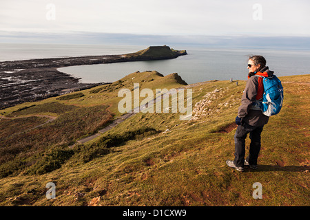 Würmer Kopf bei Ebbe mit Person, die im Rhossili Landzunge, Gower, Wales, UK Stockfoto