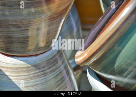 Pastellfarbene Stapel von Keramik Töpfe Stockfoto