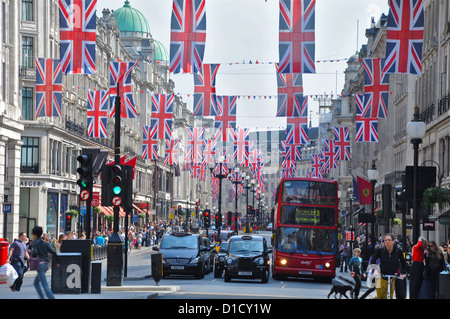 Regent Straße, gesäumt mit Fahnen für Queen Elizabeth Diamond Jubilee Stockfoto