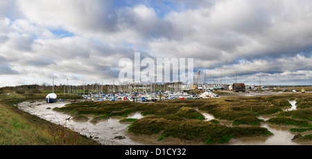 Ein Panoramabild der stimmungsvollen Tollesbury Salinen und Marina in Essex in Großbritannien. Stockfoto