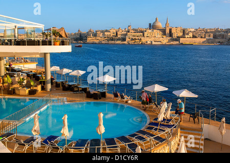 Valletta und Kuppel der Karmeliterkirche vom Schwimmbad in Sliema, Malta, Mittelmeer, Europa Stockfoto