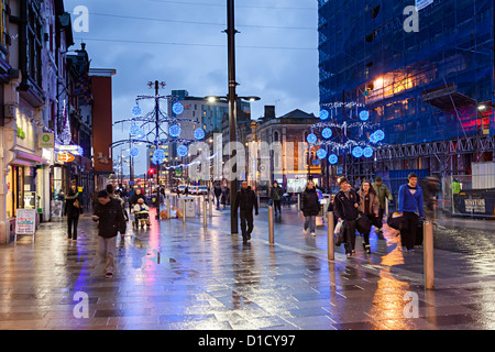 Weihnachtsschmuck und Shopper in der Stadt-Zentrum, Cardiff, Wales, UK Stockfoto