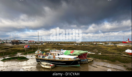 Die Boote vertäuten bei Ebbe in Tollesbury Saltings in Essex. Stockfoto