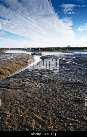 Wattflächen bei Ebbe bei Tollesbury Saltings in Essex. Stockfoto