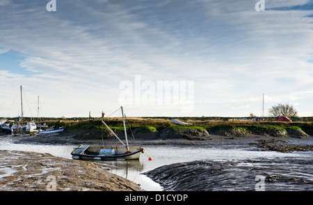 Ebbe in den stimmungsvollen Tollesbury Saltings in Essex, Stockfoto