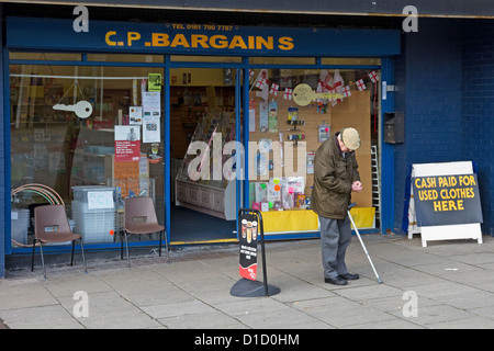 Schnäppchen Shop in shopping Precinct, Little Hulton, Salford, Greater Manchester, England, UK Stockfoto