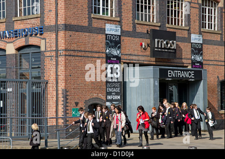 Schülerinnen und Schüler im Museum of Science and Industry, Castlefield, City centre, Manchester, England, UK Stockfoto