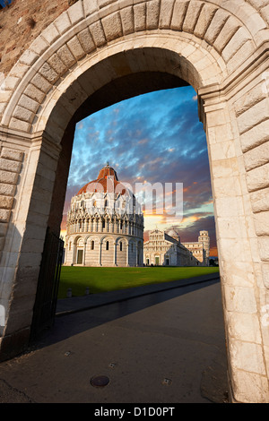 Der Duomo & schiefe Turm von Pisa bei Sonnenuntergang durch die Piazza Tore, Italien Stockfoto