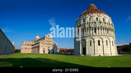 Panoramablick Außenansicht des Bapristry und Dom von Pisa, Italien Stockfoto