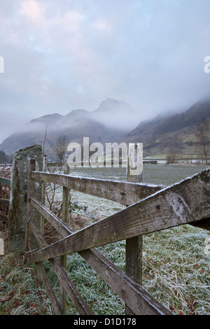 Frostig-Hof mit Langdale Pikes in die Ferne, Great Langdale, Nationalpark Lake District, Cumbria, England, UK Stockfoto