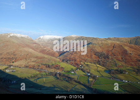 Blick auf große Rigg und Rydal fiel aus Spitze Felsen in der Nähe von Grasmere, Nationalpark Lake District, England UK Stockfoto