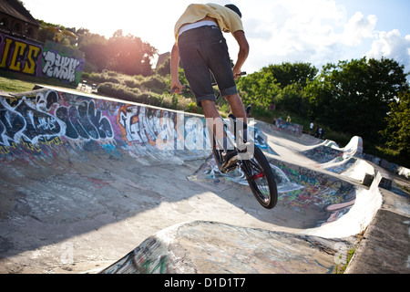 BMX bei einem London-Skate-Park. MARKFIELD Park, sieben Schwestern, Tottenham, UK. Stockfoto