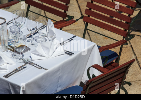 Gedeckter Tisch in einem Restaurant auf einer Terrasse im freien Stockfoto