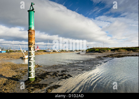 Eine Wasser-Tiefe Markierung post an Tollesbury Saltings. Stockfoto