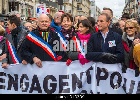 Paris, Frankreich, französische Politiker, schwule Konservative, Christophe Girard, Anne Hidalgo, Bürgermeisterin von Bertrand Delanoe, marschiert mit Protestbanner, bei der Pro Gay Marriage Demonstration, LGBT-Aktivismus, Bürgerrechtsdemonstration Stockfoto