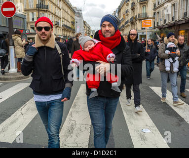 Paris, Frankreich, Schwuler Vater und Tochter, Familie, mit Baby, Marsch in Pro Gay Marsch, mit vielen LGBT-Gruppen, auf der Straße, Eheschließungsbewegung, bürgerrechtsprotestionsmarsch, Eltern LGBTQ+, Schwulenpaar mit Kindern, französische Familie Stockfoto