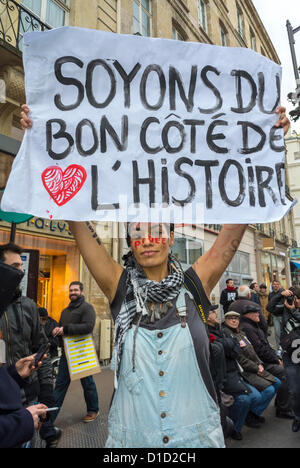 Paris, Frankreich, Frau mit Schild, „sei auf der guten Seite der Geschichte“ marschiert in der Pro-Gay-Heirat-Demonstration, mit vielen LGBT-Gruppen, Eheschließungsbewegung, Bürgerrechtshinweisen, Homosexuellen-Rechten-Plakette, Frauen, die für Rechte marschieren, lgbtq-Demonstranten mit Plakat Stockfoto