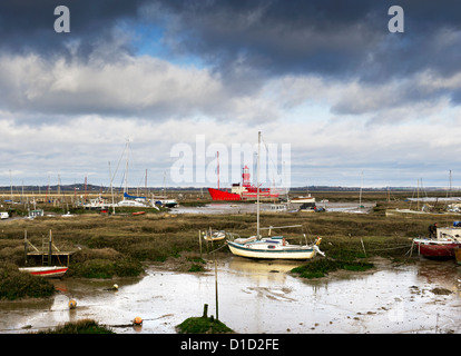 Ebbe bei der stimmungsvollen Tollesbury Saltings in Essex Stockfoto