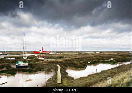 Ebbe bei der stimmungsvollen Tollesbury Saltings in Essex. Stockfoto