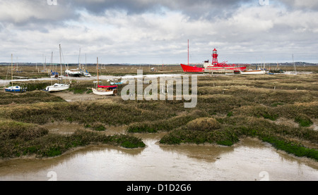 Ebbe bei der stimmungsvollen Tollesbury Saltings in Essex. Stockfoto