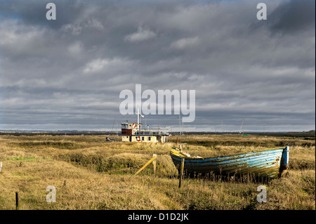 Die Überreste einer alten hölzernen Jolle aufgegeben in der Tollesbury Saltings. Stockfoto