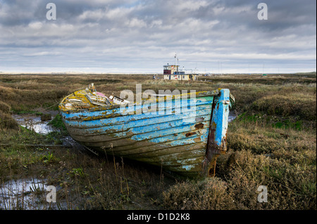 Die Überreste einer alten hölzernen Jolle aufgegeben in der Tollesbury Saltings. Stockfoto