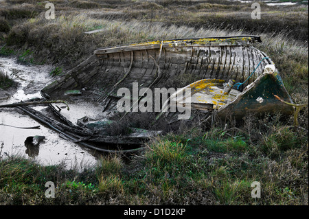 Die Überreste einer alten hölzernen Jolle aufgegeben in der Tollesbury Saltings. Stockfoto