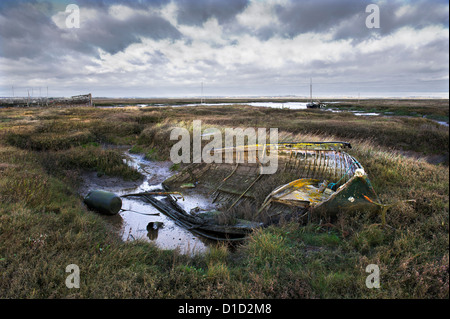 Die Überreste einer alten hölzernen Jolle aufgegeben in der Tollesbury Saltings. Stockfoto