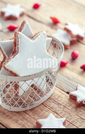 Weihnachts-Plätzchen in Sternenform mit Zuckervereisung gebacken. Stockfoto