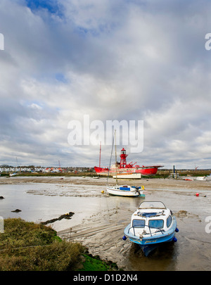 Ebbe bei Tollesbury Saltings mit dem pensionierten Feuerschiff Trinity im Hintergrund in Essex. Stockfoto