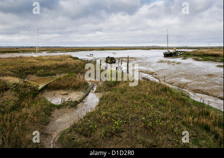 Die stimmungsvollen Tollesbury Saltings in Essex. Stockfoto