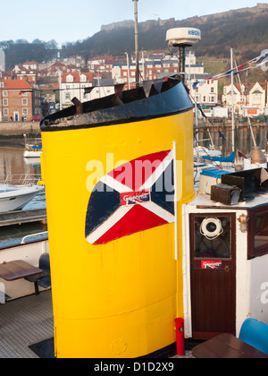 Trichter aus Vergnügen Dampfer "Coronia" vertäut im Hafen von Scarborough im winter Stockfoto