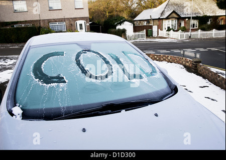 Das Wort kalt ins Eis auf einem Auto Windschutzscheibe abgekratzt Stockfoto