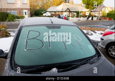 Wörter in das Eis auf einem Auto Windschutzscheibe abgekratzt Stockfoto