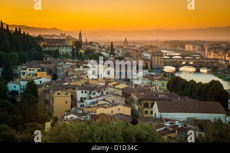Florenz, Arno und Ponte Vecchio bei Sonnenuntergang, Italien Stockfoto