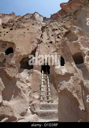 Ruinen von Pueblo Wohnungen im Bandelier National Monument Stockfoto