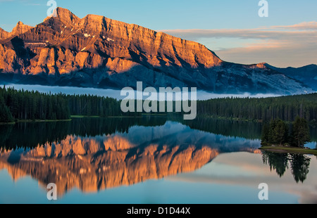 Blick über zwei Jack See Lake Minnewanka Scenic Drive bei Sonnenaufgang im Banff National Park. Stockfoto