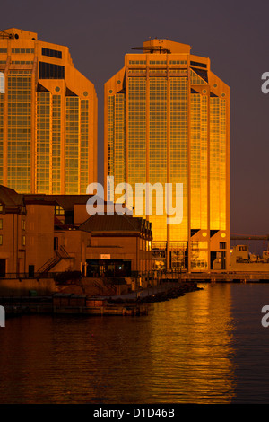 Am frühen Morgenlicht reflektiert die Purdy Wharf Türme an der Uferpromenade von Halifax, Nova Scotia, Kanada. Stockfoto