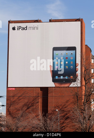 iPad Mini Anzeige auf Seite Ziegel der alten Gebäude Stockfoto