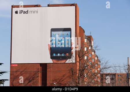 iPad Mini Anzeige auf Seite Ziegel der alten Gebäude Stockfoto