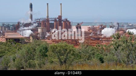 Aluminium / Aluminium Schmelzer Industriekomplex an der Küste von Gladstone Queensland Australien mit Meer im Hintergrund Stockfoto