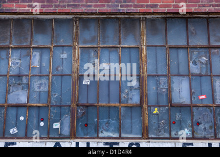 Alte Fensterrahmen mit zersprungenen Fensterscheiben Stockfoto