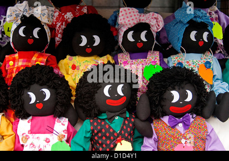Gruppe des Lächelns Golliwogs mit hellen und farbenfrohen Kleidung - handgemachte Spielsachen Stockfoto