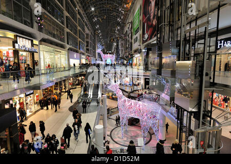 15. Dezember 2012. Toronto, Kanada. Shopper einkaufen bei Toronto Eaton Centre während der Feiertage. (DCP/N8N) Stockfoto