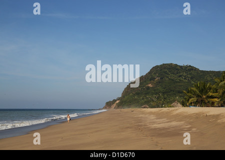 Ein Mann zu Fuß am Strand von San Pancho, Nayarit, Mexiko. Stockfoto